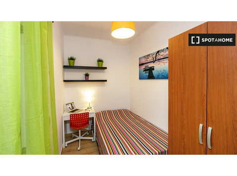 Room for rent in 4-bedroom apartment in Horta-Guinardó - Aluguel