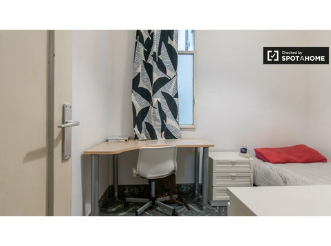 L'Esquerra Eixample'de 4 yatak odalı dairede kiralık oda - Kiralık