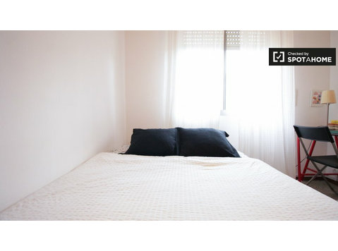 Pokój do wynajęcia w 4-pokojowym mieszkaniu w L'Esquerra… - Do wynajęcia