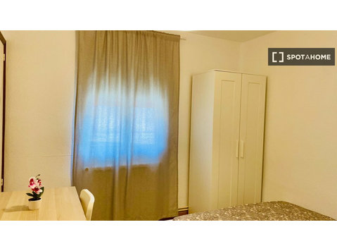 Room for rent in 4-bedroom apartment in Manresa, Barcelona - For Rent