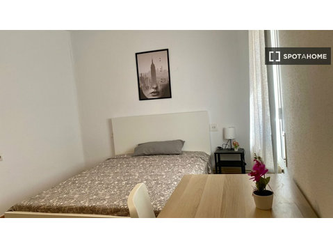 Manresa, Barselona'da 4 yatak odalı dairede kiralık oda - Kiralık