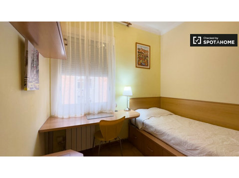 Zimmer zu vermieten in einer 4-Zimmer-Wohnung in Montjuïc,… - Zu Vermieten