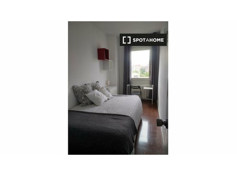 Poblenou, Barselona 4 yatak odalı daire kiralık oda - Kiralık