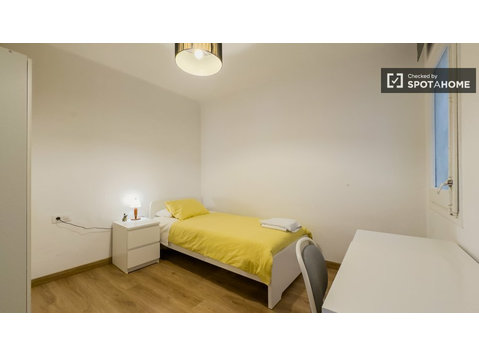 Room for rent in 4-bedroom apartment in Porta, Barcelona - เพื่อให้เช่า