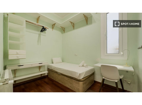 Room for rent in 4-bedroom apartment in Sants, Barcelona - Te Huur