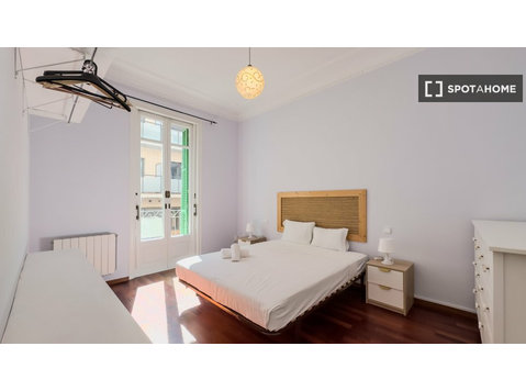 Pokój do wynajęcia w 4-pokojowym mieszkaniu w Sants,… - Do wynajęcia