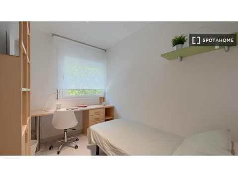 Room for rent in 4-bedroom apartment in Sants, Barcelona - За издавање