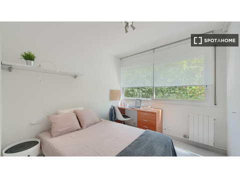 Zimmer zu vermieten in 4-Zimmer-Wohnung in Sants, Barcelona - Zu Vermieten