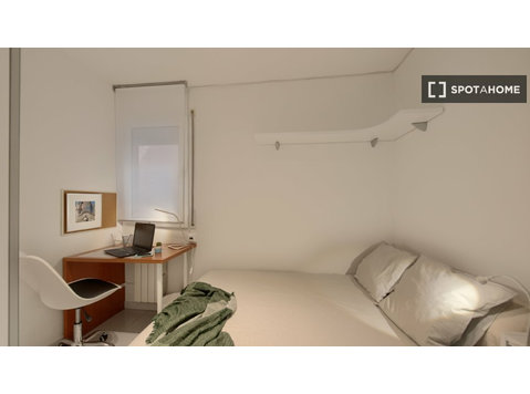 Room for rent in 4-bedroom apartment in Sants, Barcelona - Под наем