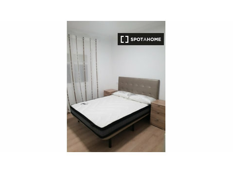 Room for rent in 4-bedroom apartment in Sants, Barcelona - 임대
