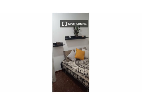 Quarto para alugar em apartamento de 4 quartos em Valência - Aluguel