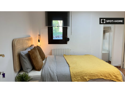 Bellaterra, Barselona'da 4 yatak odalı evde kiralık oda - Kiralık