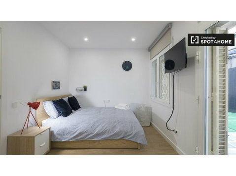 Room for rent in 5-bedroom apartment, Sants, Barcelona - For Rent