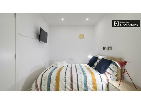 Zimmer zu vermieten in 5-Zimmer-Wohnung, Sants, Barcelona - Zu Vermieten