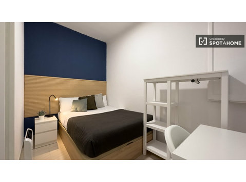 Se alquila habitación en piso de 5 habitaciones en Barcelona - Alquiler