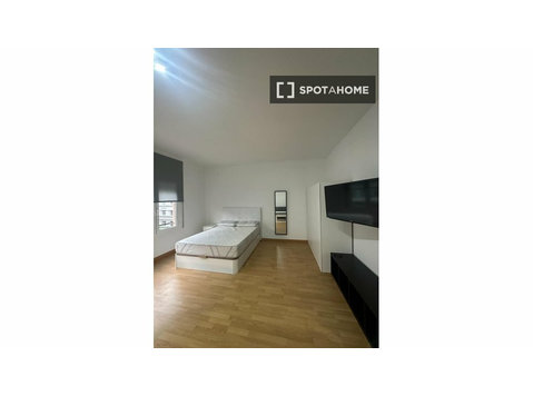 Room for rent in 5-bedroom apartment in Barcelona - Kiadó