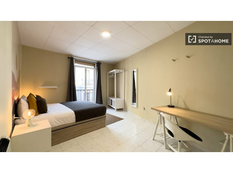 Room for rent in 5-bedroom apartment in Barcelona - Annan üürile