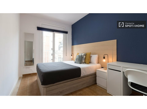 Room for rent in 5-bedroom apartment in Barcelona - Kiralık