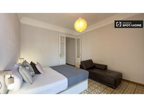 Room for rent in 5-bedroom apartment in Barcelona - Kiralık