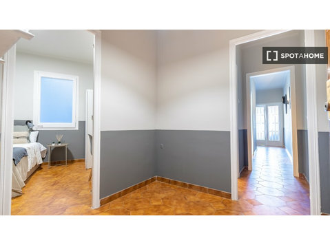 Room for rent in 5-bedroom apartment in Barcelona - De inchiriat