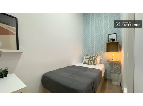 Room for rent in 5-bedroom apartment in Barcelona - K pronájmu