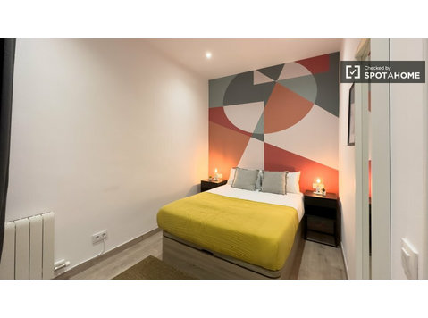 Room for rent in 5-bedroom apartment in Barcelona - 出租