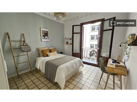 Room for rent in 5-bedroom apartment in Barcelona - Te Huur