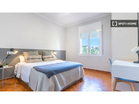 Room for rent in 5-bedroom apartment in Barcelona -  வாடகைக்கு 