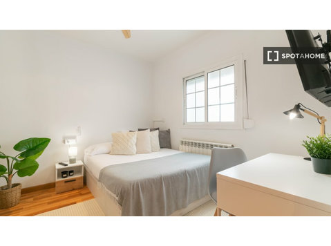 Room for rent in 5-bedroom apartment in Barcelona - Za iznajmljivanje