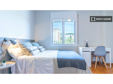 Room for rent in 5-bedroom apartment in Barcelona - השכרה