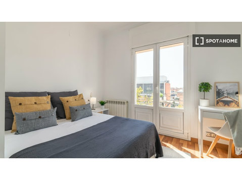 Room for rent in 5-bedroom apartment in Barcelona - For Rent