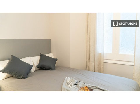 Room for rent in 5-bedroom apartment in Barcelona - For Rent