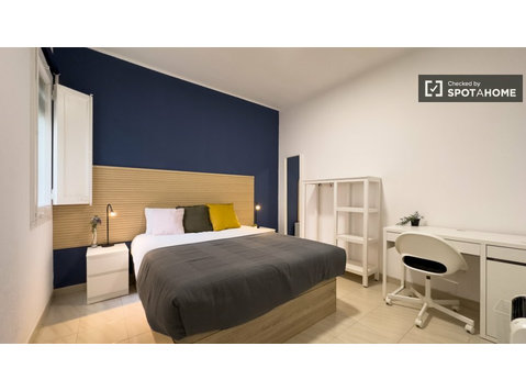 Room for rent in 5-bedroom apartment in Barcelona - Aluguel