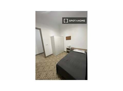 Quarto para alugar em apartamento de 5 quartos em Barcelona - Aluguel