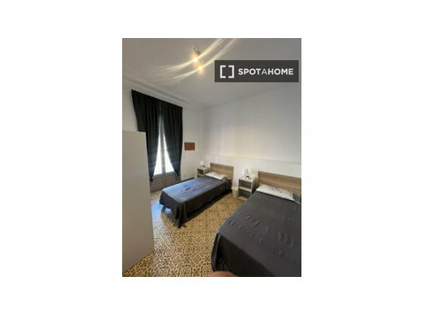 Room for rent in 5-bedroom apartment in Barcelona - Te Huur