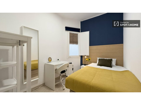Zimmer zu vermieten in 5-Zimmer-Wohnung in Barcelona - Zu Vermieten