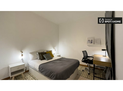 Room for rent in 5-bedroom apartment in Barcelona - Vuokralle