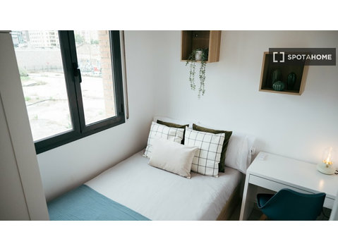 Room for rent in 5-bedroom apartment in Barcelona - Izīrē