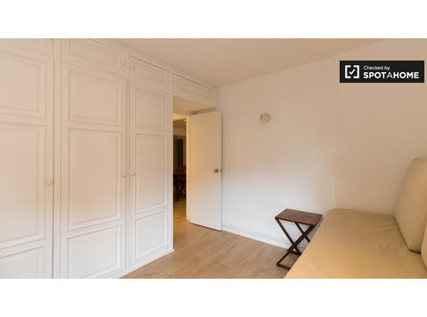 Room for rent in 5-bedroom apartment in Barcelona - Под Кирија