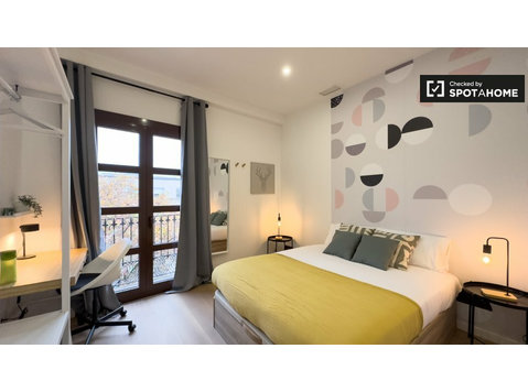 Room for rent in 5-bedroom apartment in Barcelona - 임대
