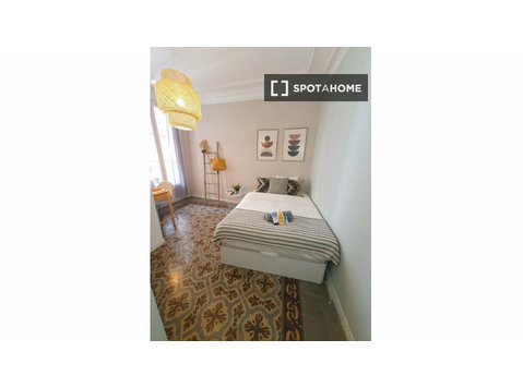 Pokój do wynajęcia w 5-pokojowym mieszkaniu w Barcelonie - Do wynajęcia