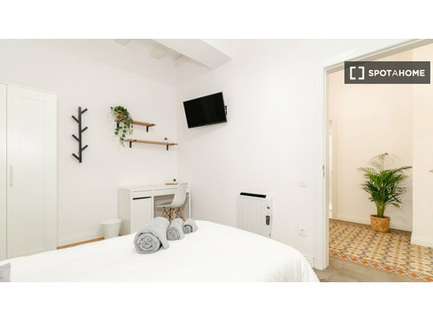 Barcelona'da 5 yatak odalı dairede kiralık oda - Kiralık