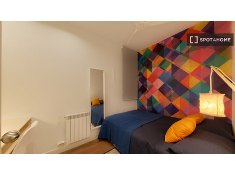 Room for rent in 5-bedroom apartment in Barcelona - Vuokralle