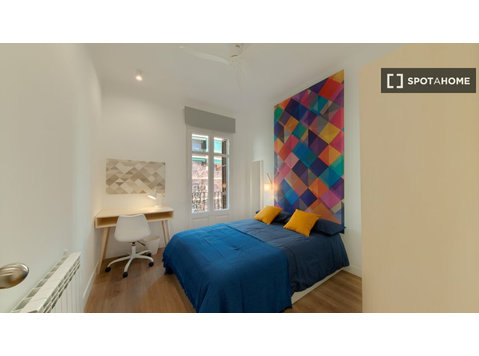 Barcelona'da 5 yatak odalı dairede kiralık oda - Kiralık