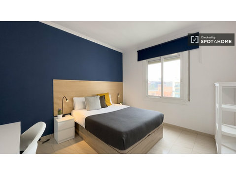 Chambre à louer dans un appartement de 5 chambres à… - À louer