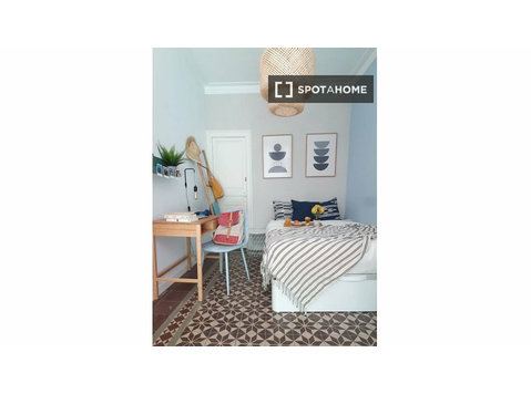 Room for rent in 5-bedroom apartment in Barcelona - For Rent
