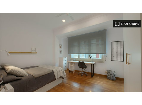 Chambre à louer dans un appartement de 5 chambres à… - À louer