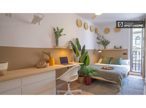 Zimmer zu vermieten in 5-Zimmer-Wohnung in Barcelona - Zu Vermieten