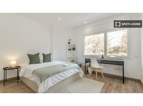 Quarto para alugar em apartamento de 5 quartos em Barcelona - Aluguel