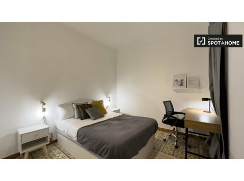 Zimmer zu vermieten in 5-Zimmer-Wohnung in Barcelona - Zu Vermieten